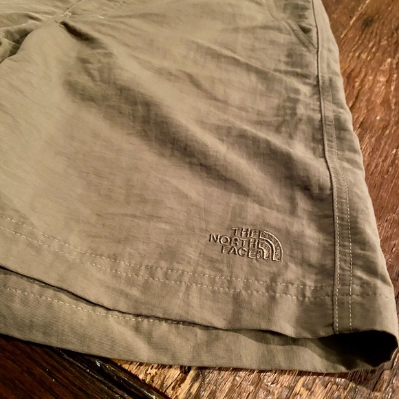 North Face Women’s Khaki Green Shorts, Size 6 - Picture 3 of 8